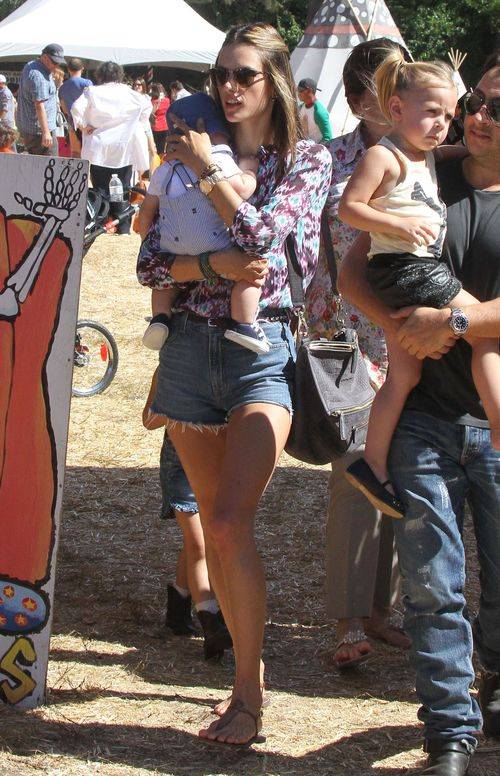 Alessandra Ambrosio na targu z dyniami