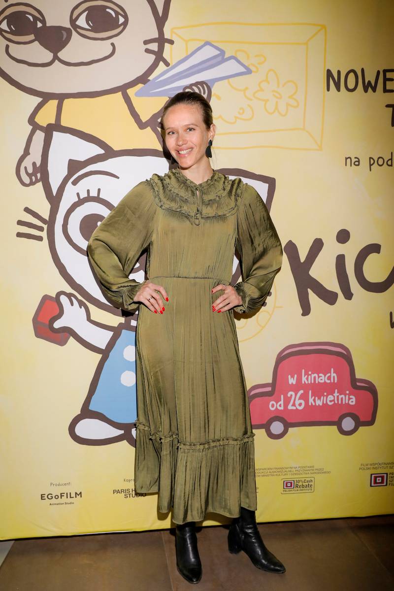 Premiera filmu “Kicia Kocia w przedszkolu”. Krzysztof Czeczot i Maja Hyży pozują z córeczkami