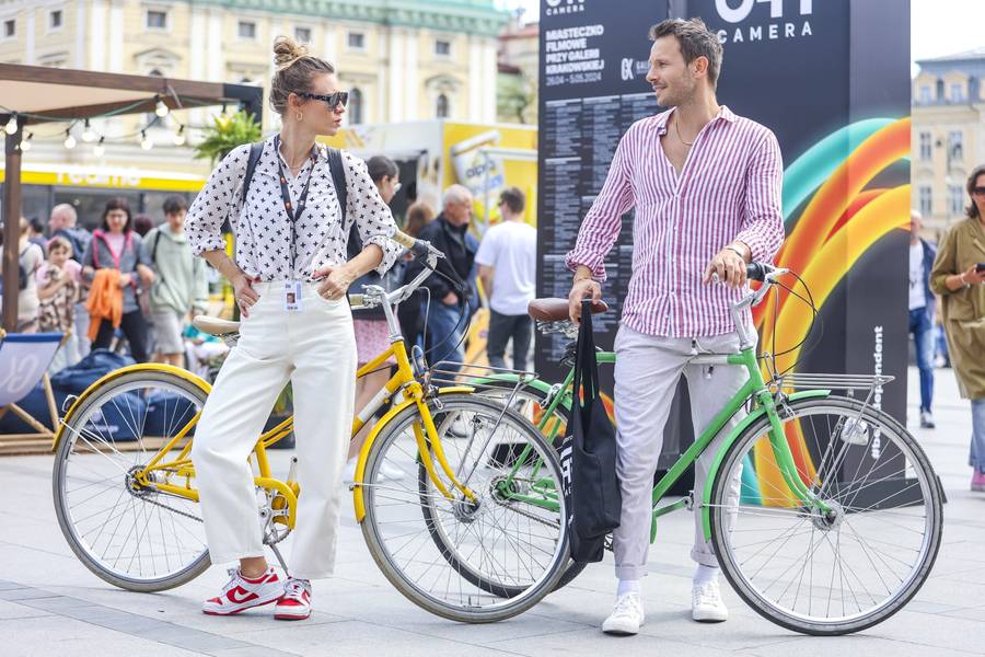 Mastercard OFF CAMERA! Szczęśliwi Mateusz Banasiuk i Magdalena Boczarska przyjechali na rowerach (FOTO)
