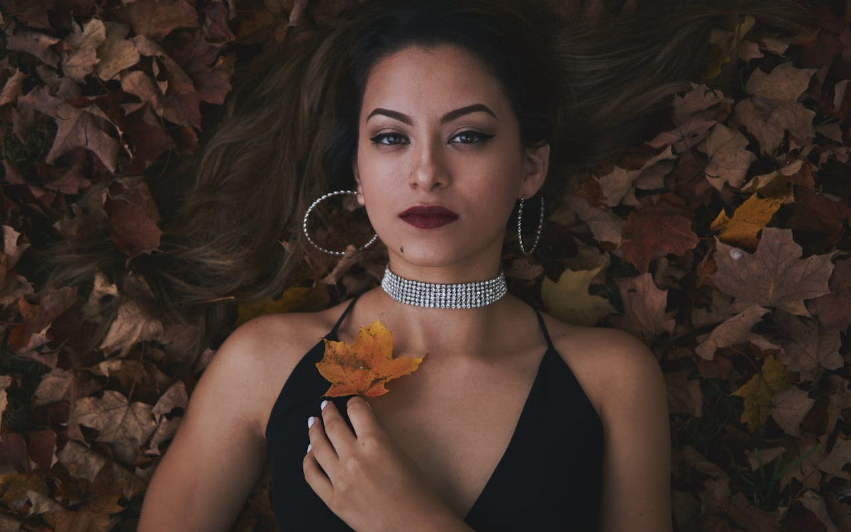 Stylowe dodatki, które odmienią każdą stylizację – co noszą celebrytki?