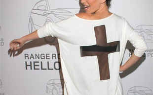 Paulina Sykut w stroju przypominającym płaszcz krzyżacki