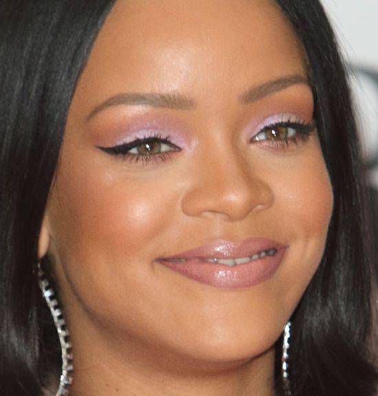 Jak naprawdę Rihanna wygląda z bliska?