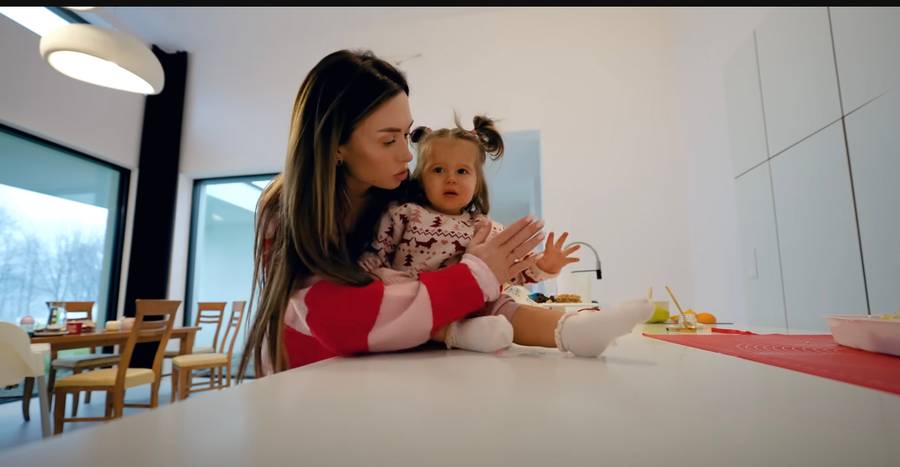 Dom rodziców Wersow. Beton, biel i ogromna przestrzeń (ZDJĘCIA)