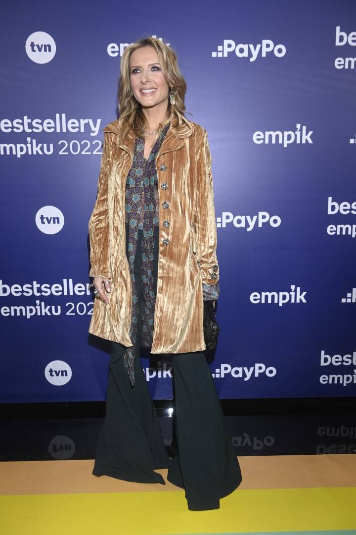 Bestsellery Empiku 2022: Doda świeci nóżką i dekoltem, limonkowa Joanna Opozda, ciężarna Sylwia Przybysz z mężem