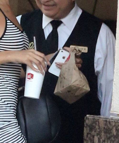 Rihanna poprawia makijaż