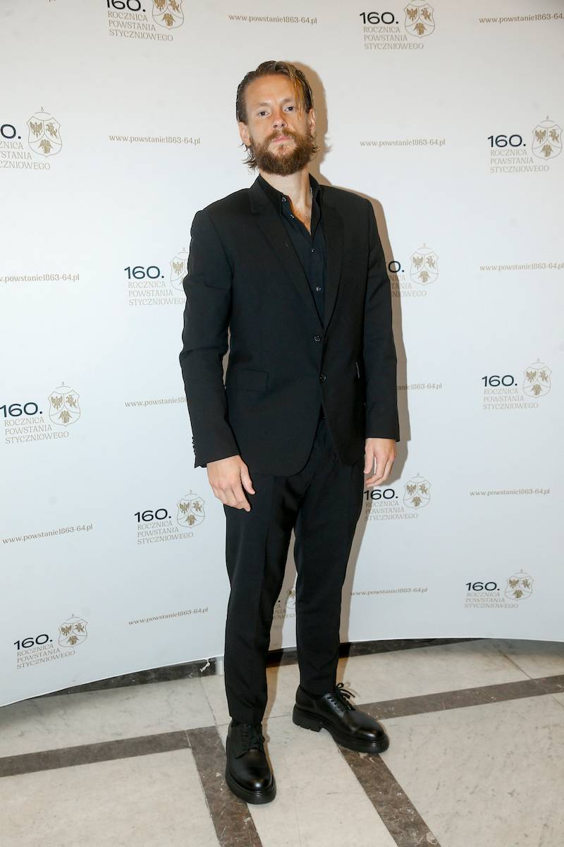 Konferencja filmu “Powstaniec 1863”. Piękna ukochana Piotra Adamczyka, coraz chudszy Fabijański, Olbrychski…