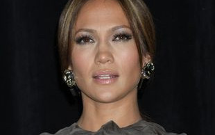 Jennifer Lopez – seksownie w szarości (FOTO)