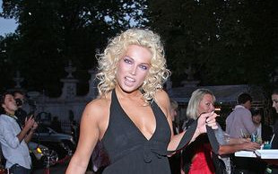 Joanna Liszowska nago wśród futer