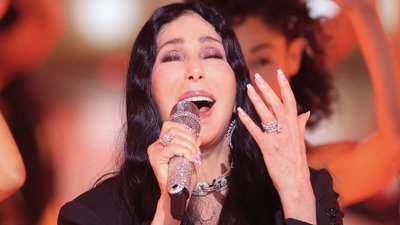 Nieśmiertelna Cher dała show na pokazie Victoria’s Secret. Pozowała na ściance z ukochanym