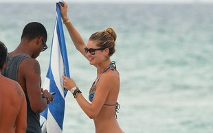 Doutzen Kroes – mały biust jest piękny? (FOTO)