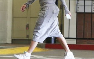 Królowa seksapilu nabrała wiatru w spodnie (FOTO)