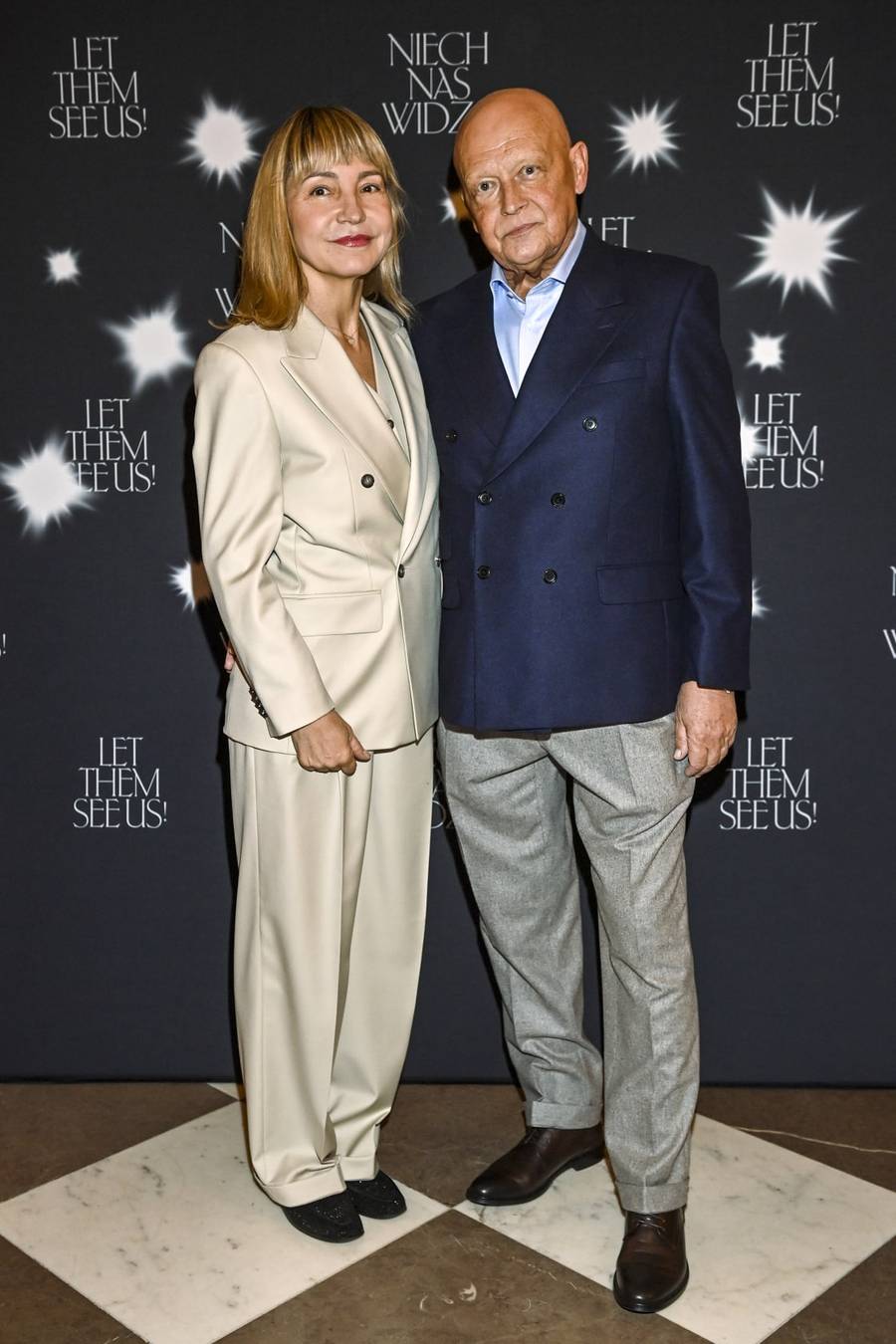 Plejada osobistości na wernisażu wystawy “Niech nas widzą!”. Jolanta Kwaśniewska, Jan Frycz z żoną