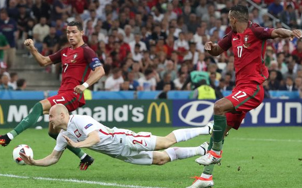 Po co mu żel – Michał Pazdan pokazuje, jak powstaje jego fryzura (Facebook)