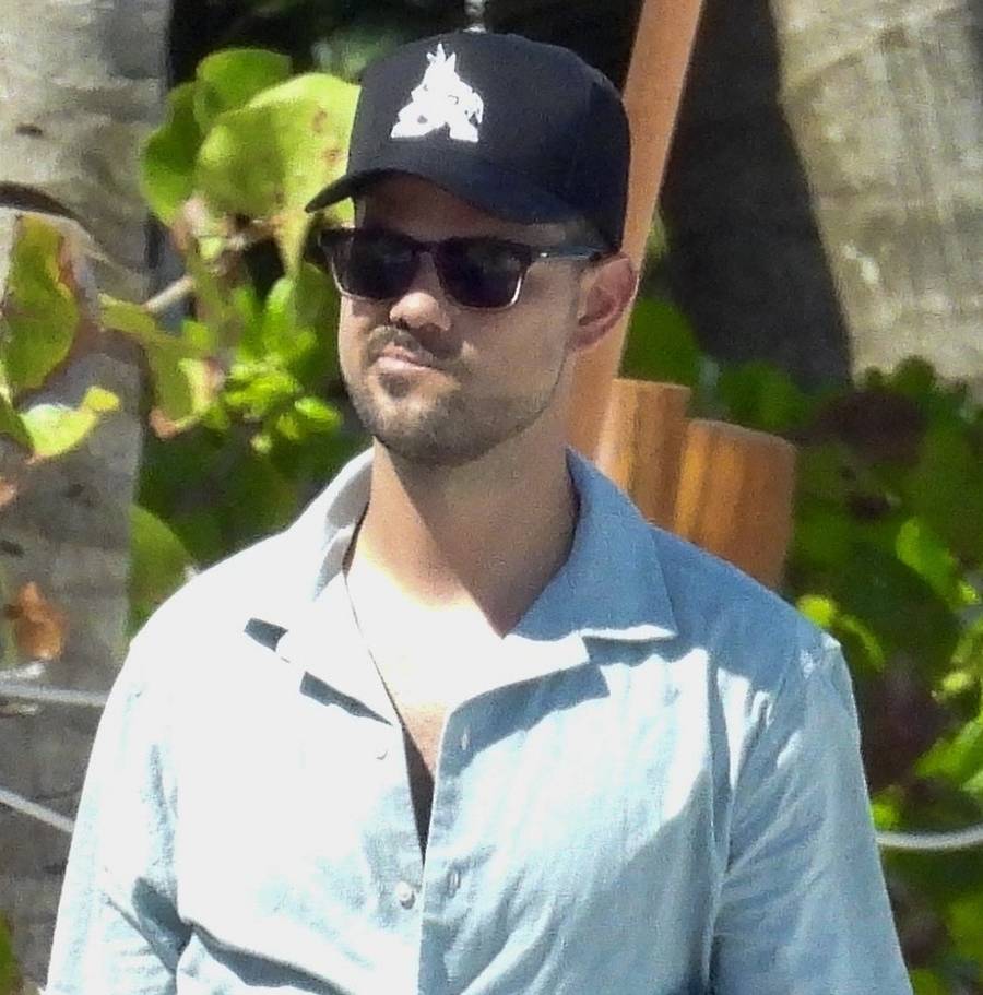 Gwiazda “Zmierzchu” już tak nie wygląda! Taylor Lautner przyłapany z żoną na plaży (PAPARAZZI)