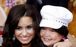 Dojrzały look Demi Lovato (FOTO)