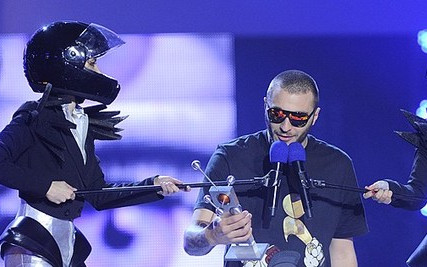 Robert M. i jego pier… woda za 1,50 [VIDEO]