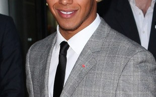 Co to za przystojniak w stylowym garniturze? (FOTO)