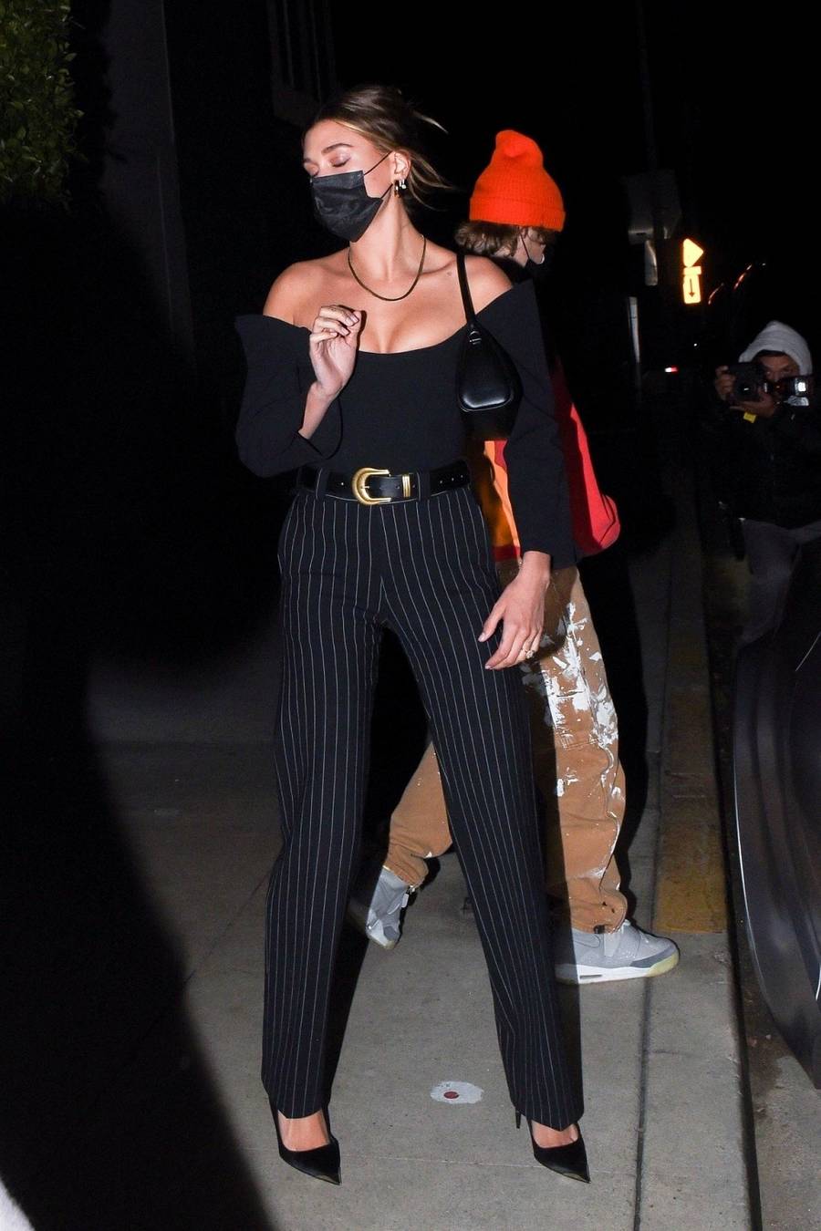 Hailey Bieber w eleganckiej stylizacji.