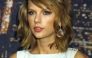 Taylor Swift na czerwonym dywanie niczym lalka Barbie (FOTO)