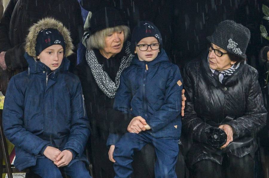 Pogrzeb Jerzego Gruzy – reżysera “Czterdziestolatka”. Banasiuk z ojcem, Olejnik z partnerem, Olbrychski z żoną
