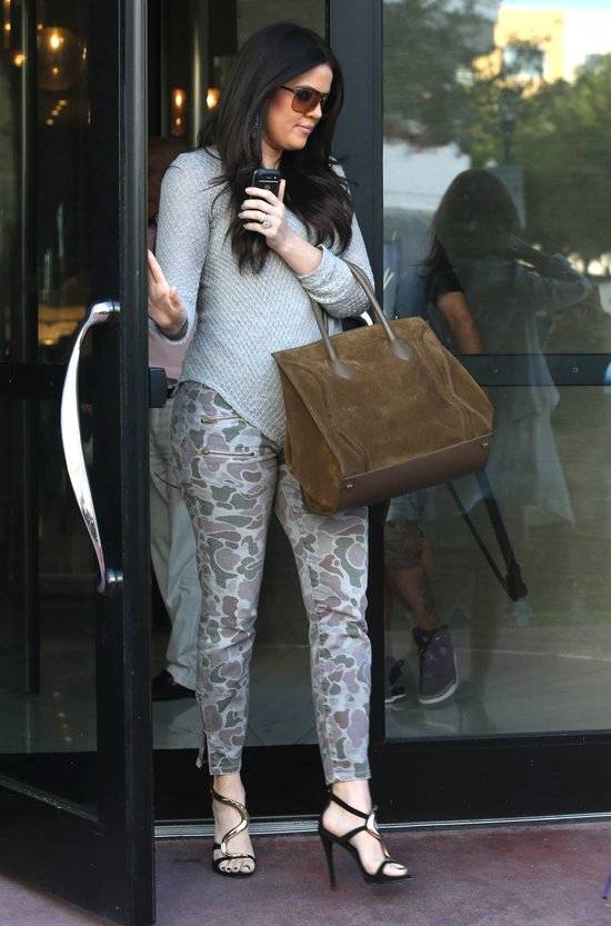 Khloe i Kourtney Kardashian reklamują swój sklep