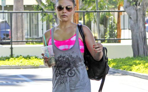 Mila Kunis w codziennych stylizacjach