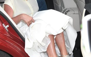 Modna Anna Mucha – w rozkloszowanej spódnicy i szpilkach