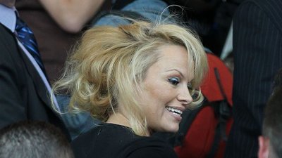 56-letnia Pamela Anderson? Paris Fashion Week ma nową ikonę stylu!