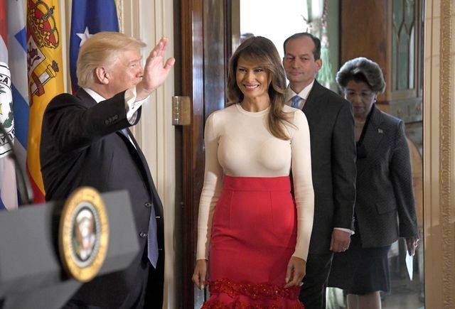 Wpadka z biustem Melanii Trump
