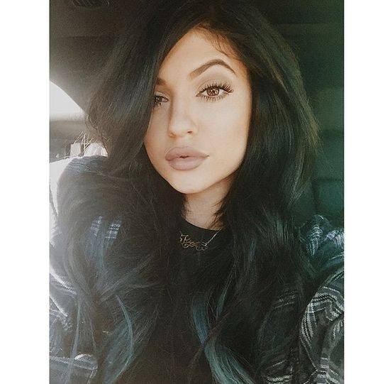 Usta Kylie Jenner przedmiotem internetowego sporu