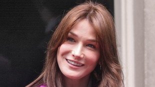 Carla Bruni zakłada już ciążowe sukienki