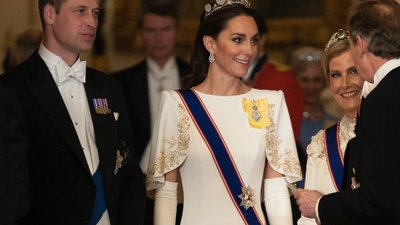 Księżna Kate w kwiatowej tiarze, której nie widziano od niemal 100 lat. Królowa matka nosiła ją na czole