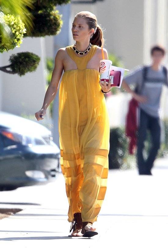 Prześwitująca sukienka AnnaLynne McCord