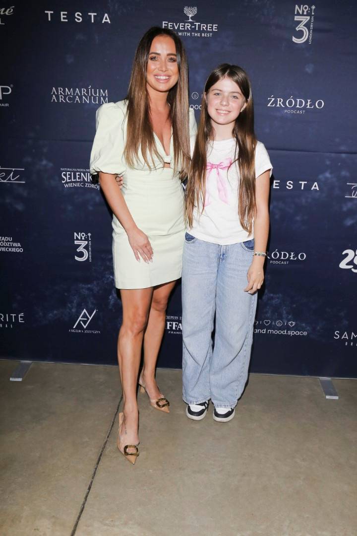 Plejada celebrytów na wernisażu: Smaszcz tym razem z zakrytym dekoltem, Mrozińska z córką, Wendzikowska (ZDJĘCIA)