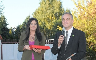 Alicja Węgorzewska i Pawlak rozdający kiełbasę (FOTO)