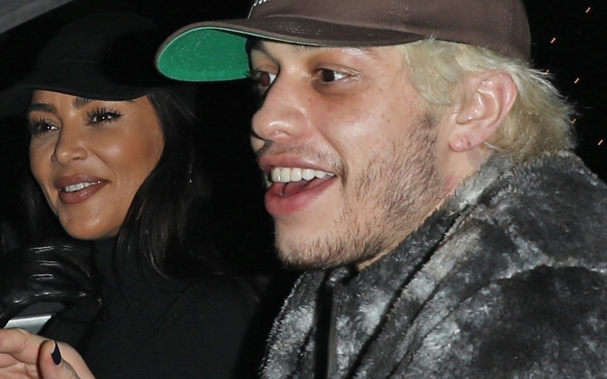 Kim Kardashian i Pete Davidson trzymają się za ręce i śmieją do rozpuku (ZDJĘCIA)