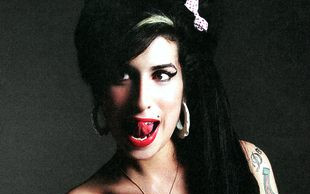 Amy Winehouse zgasiła na policzku papierosa