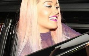 Co tam fryzura! Przyszła topless! (FOTO)