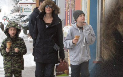 Uśmiechnięta Angelina Jolie z dziećmi w Colorado (FOTO)