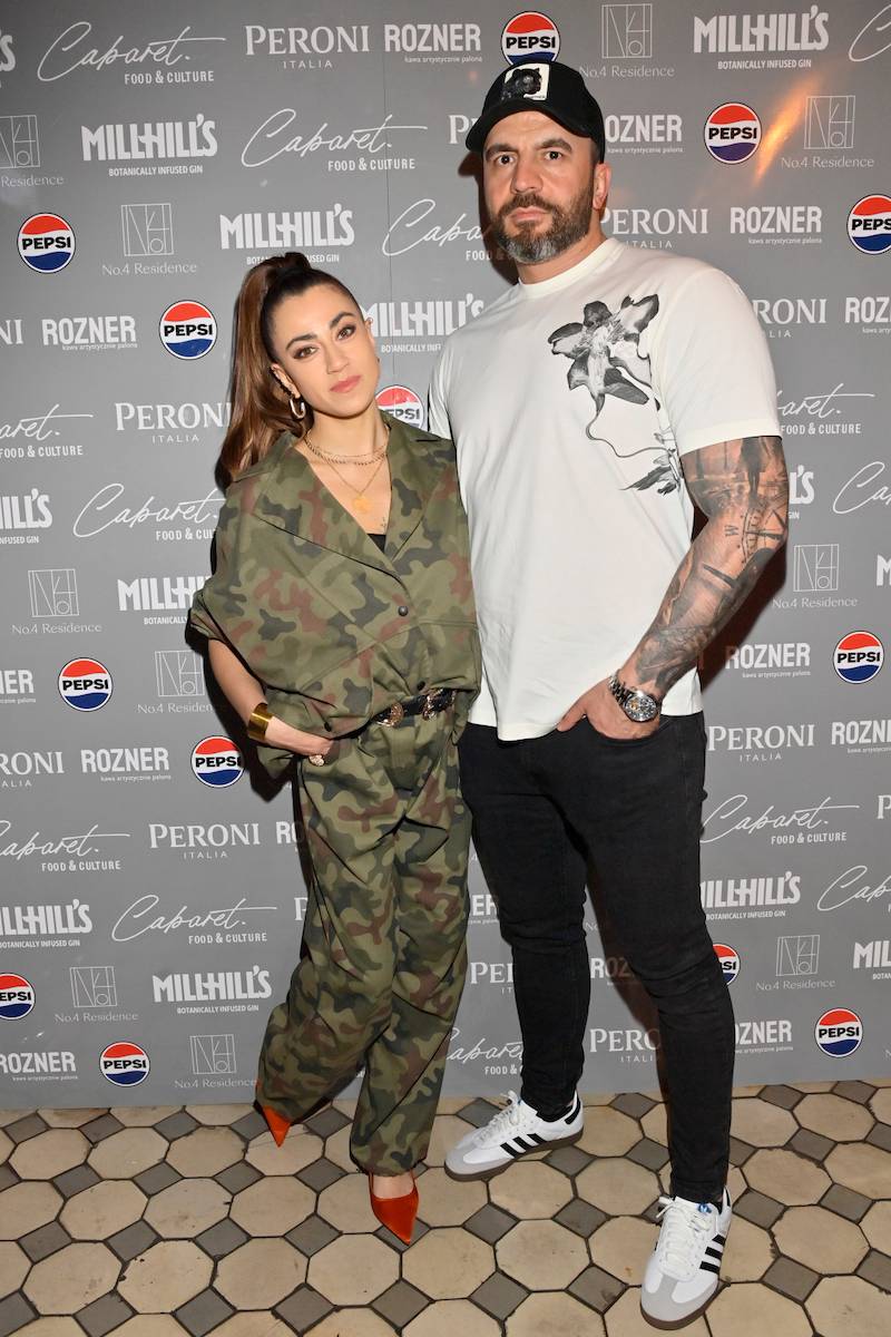 Urodziny warszawskiego klubu. Stylowi Maja Hyży i jej narzeczony, Mikołaj Roznerski w garniturze…