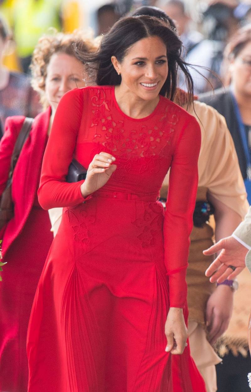 Z czerwonej kreacji Meghan Markle wystaje wielka METKA! Widać cenę?!