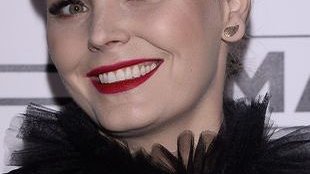 Gdzie podziała się szyja Agnieszki Jastrzębskiej? I co dzieje się pod jej pachą?