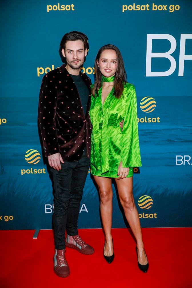 Spotkanie z aktorami serialu “Bracia”. Nikodem Rozbicki z piękną aktorką na ściance – nie jest to Julia Wieniawa