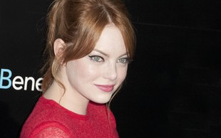 Emma Stone z wielką różową kokardą (FOTO)