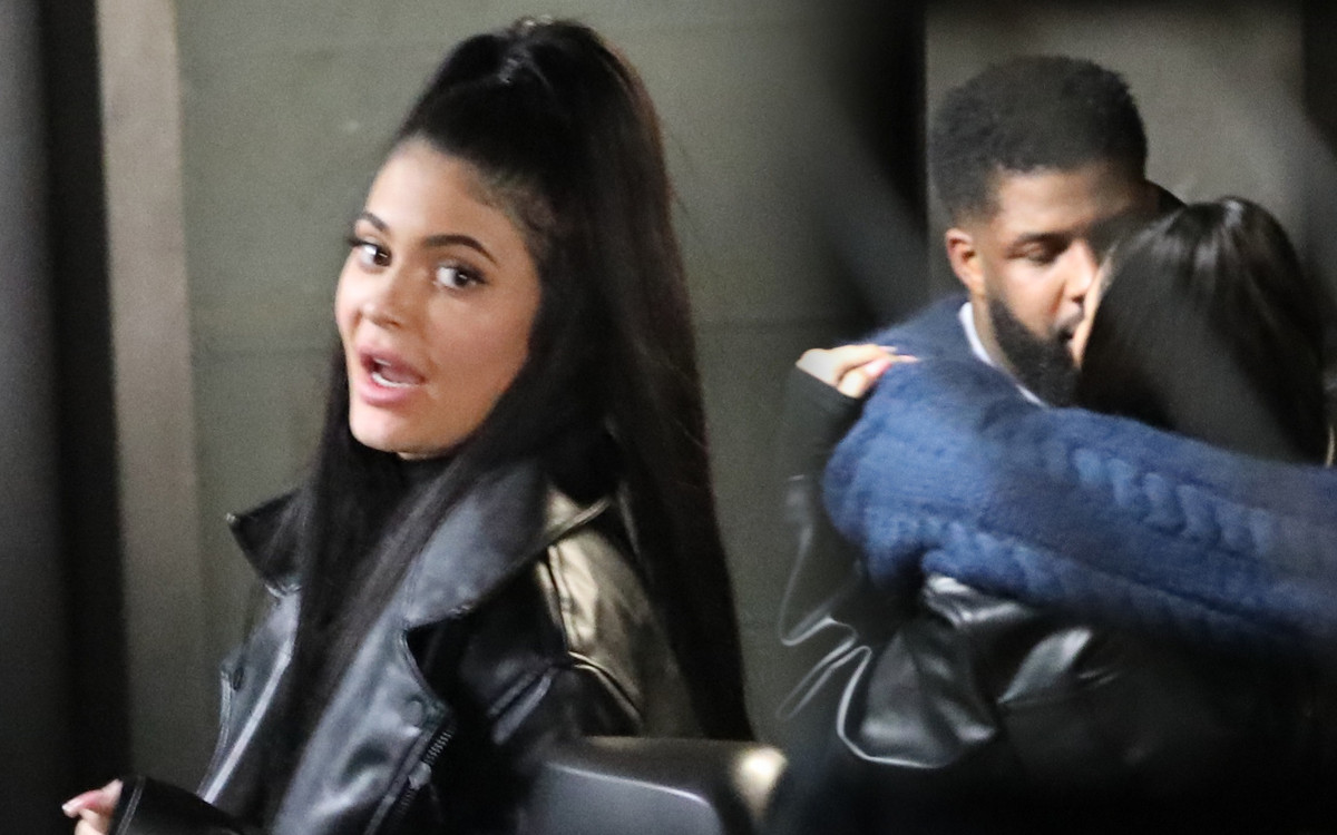 Kylie Jenner OBŚCISKUJE się z mężczyzną w klubie (ZDJĘCIA)