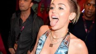 Miley Cyrus SZOKUJE znowu! (FOTO)