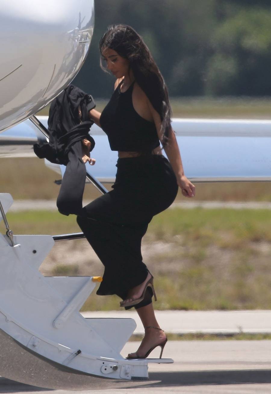 Kim Kardashian wsiada do prywatnego samolotu
