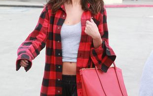 Po co Selena Gomez nosi ciuchy jak Justin Bieber? (FOTO)