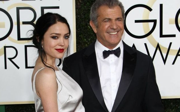 26-letnia partnerka Mela Gibsona na gali Złotych Globów pokazała ciążowy brzuch