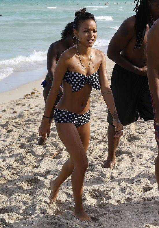 Piękna Karrueche Tran na plaży w Miami